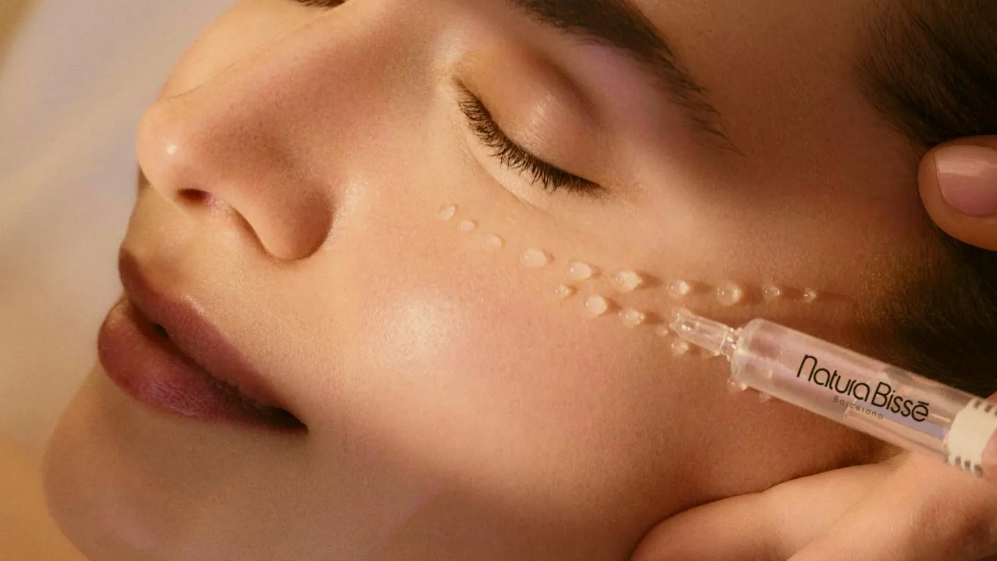 Facial de Natura Bissé: con un aplicador se depositan gotas de sérum bajo el ojo de una mujer