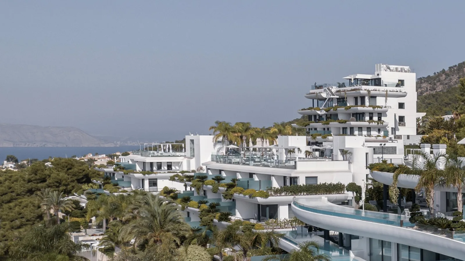 SHA Wellness Clinic, SHA Spain: edificios blancos escalonados con jardines sobre la costa mediterránea
