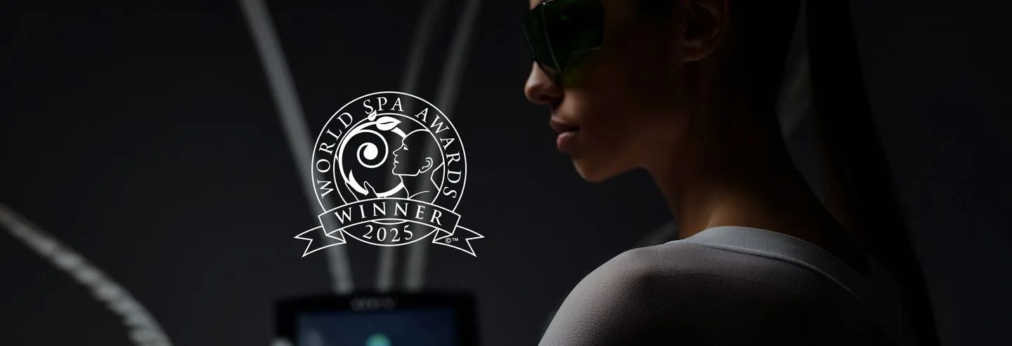 Emblema World Spa Awards Winner 2025 sobre una foto de SHA Wellness Clinic de una huésped con gafas tintadas