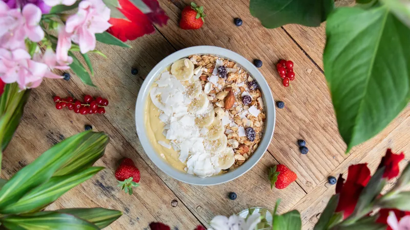 Bol de desayuno con fruta y granola visto desde arriba