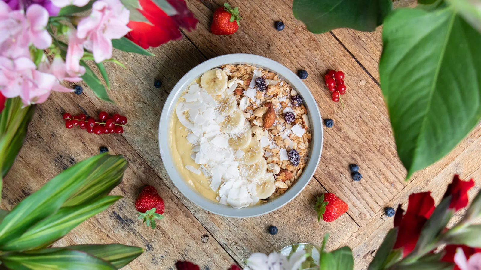 Bol de desayuno con fruta y granola visto desde arriba