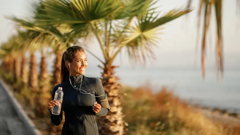 Corredora bebe agua de una botella al aire libre