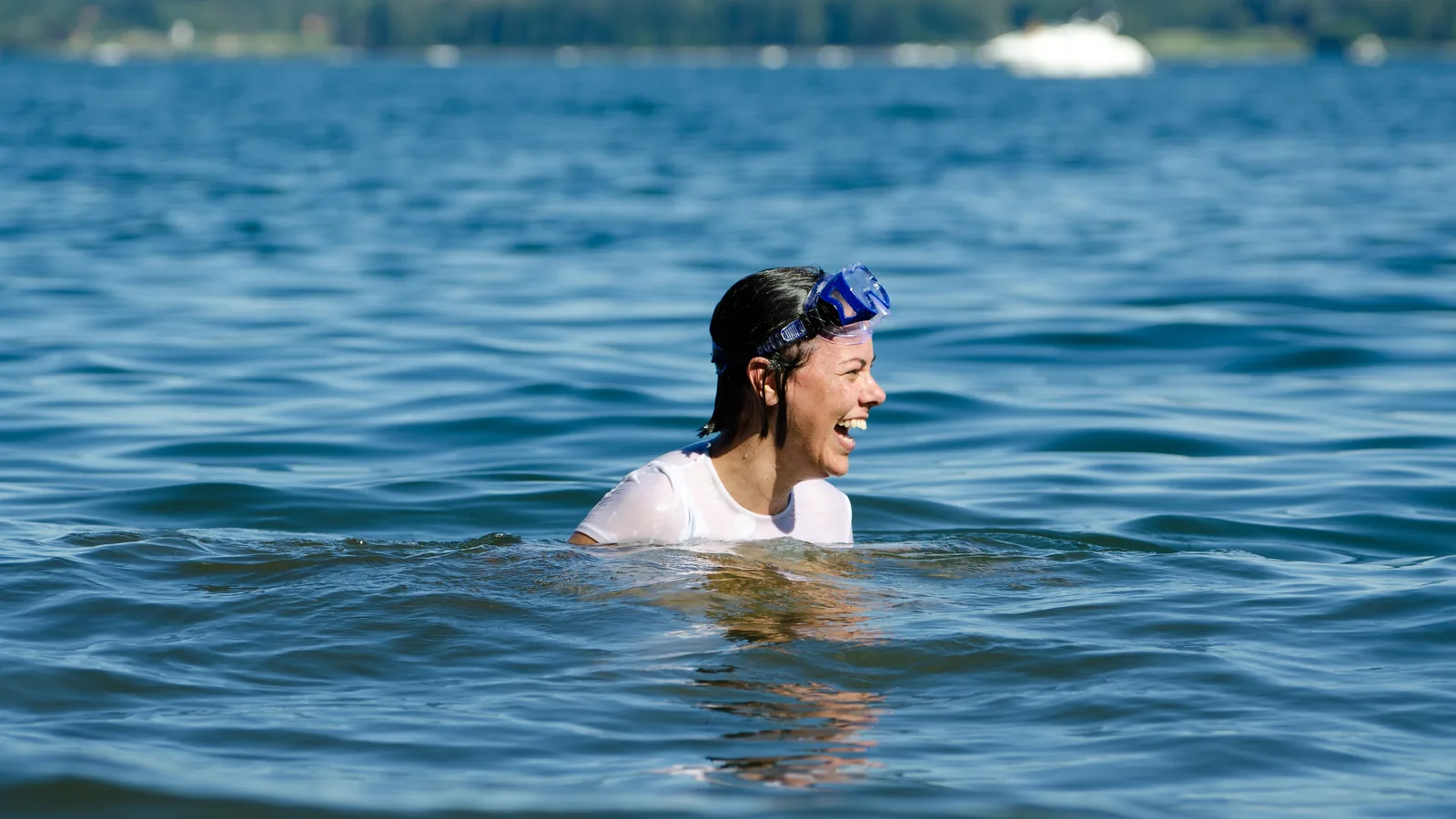 Mujer nadando en las aguas tranquilas de un lago